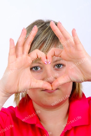 Junge Frau mit Handzeichen Herz auf hellem Hintergrund
