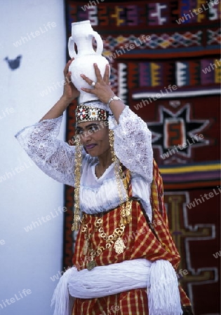 Ein Mann als Frau verkleidet bei einem Auftritt in Houmt Souq auf der Insel Jerba am Mittelmeer  in Tunesien in Nordafrika.    