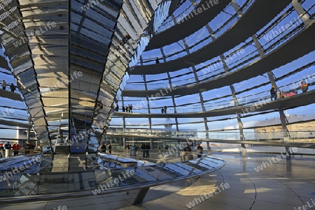 Innenraum mit verspiegelter Mittelsaeule der Reichstagskuppel, Reichstag Berlin, Architekt Sir Norman Foster, Berlin, Deutschland, Europa