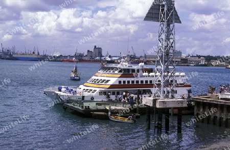 Eine Faehre im Hafen in der Hauptstadt Dar es Salaam von Tansania am Indischen Ozean in Tansania in Ostafrika.