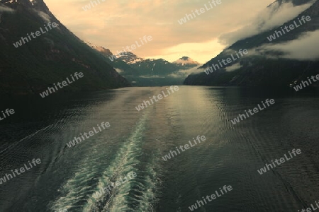 Weiße Nacht am Fjord, Norwegen