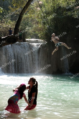 Der Wasserfall Tad Kuang Si bei Luang Prabang in Zentrallaos von Laos in Suedostasien.