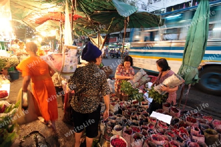 Blumen auf dem Pak Khlong Markt von Bangkok der Hauptstadt von Thailand in Suedostasien. Flueeler)