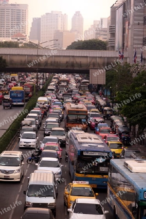 Der Strassenverkehr im Zentrum von Bangkok der Hauptstadt von Thailand in Suedostasien.