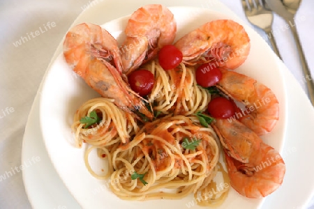 Spaghetti sind mit sizilianischer salsa,kirschtomaten,norwegischem hummer,knoblauch,basilikum und frischer petersilie gemacht.