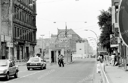 Checkpoint Charlie in West-Berlin der 80er Jahre