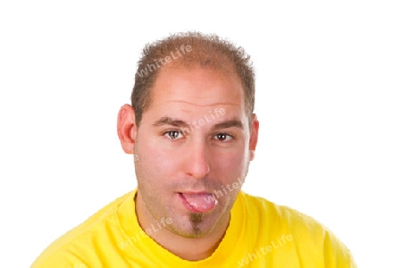 Junger Mann streckt Zunge raus - freigestellt auf weissem Hintergrund