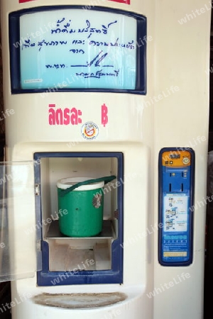 Ein Trinkwasser Automat im Stadtzentrum von Chiang Mai im Norden von Thailand.