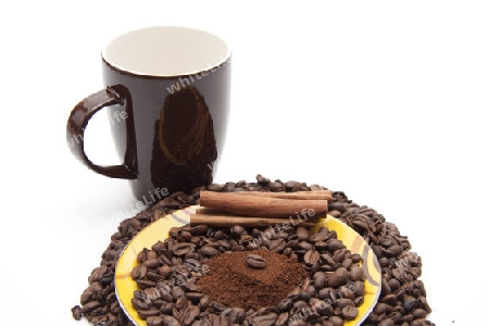 Kaffeebohnen auf Teller
