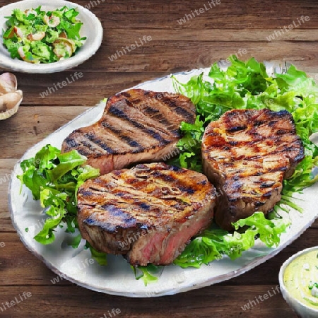 Fleisch mit Salat