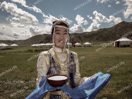 mongolei_mongolin bei der traditionellen begr?ssung