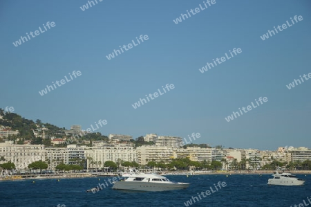Blick auf Cannes vom Meer aus
