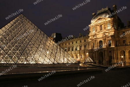 Paris - Louvre durch die Nacht