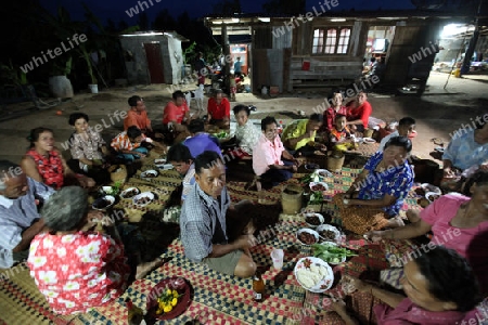 Ein Abendessen in traditioneller Form in der Provinz Amnat Charoen in der Provinz Amnat Charoen im Isan im Nordosten von Thailand. 