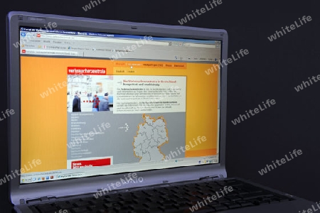 Website, Internetseite, Internetauftritt der Verbraucherzentrale auf Bildschirm von Sony Vaio  Notebook, Laptop
