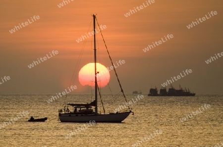 Segelboot beim Sonnenuntergang auf Ko Phayam, Thailand