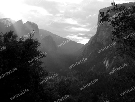 Sunrays in Yosemite Valley