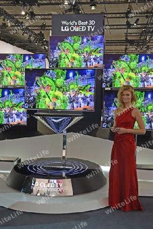Assistentin pr?sentiert 3D OLED Flachbildschirme der Firma LG auf der Internationalen Funkausstellung IFA 2012 in Berlin, Deutschland, Europa