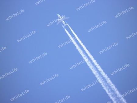 Flugzeug auf Hintergrund des blauen Himmels