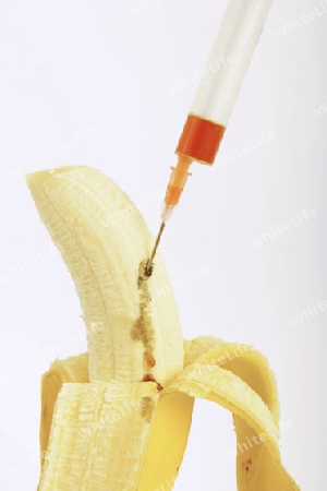 Spritze in Banane, Genbanane, Symbolbild, Injektionsspuren in der Banane, genmanipulierte Lebensmittel