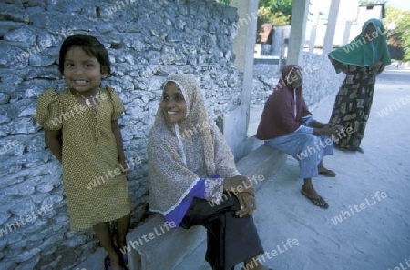 Asien, Indischer Ozean, Malediven,
Frauen in einer Gasse einer Einheimischen Insel der Inselgruppe Malediven im Indischen Ozean




