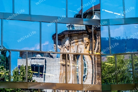 Spiegelungen in der Fassade der Universitätsbibliothek Freiburg