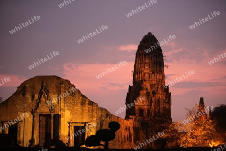 Der Wat Ratburana Tempel in der Tempelstadt Ayutthaya noerdlich von Bangkok in Thailand. 