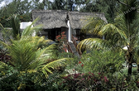 Ein Bungalow oder Ferienwohnung in einem gruenen Park bei einem Sandstrand an der Westkueste von Mauritius 