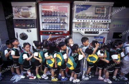 Kinder vor verschiedenen Getraenkeautomatenl in der Hauptstadt Seoul in Suedkorea in Ost Asien.