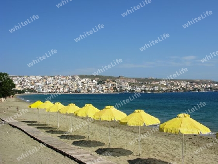 Schirme am Strand von Sitia