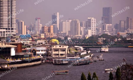 the Mae Nam Chao Phraya river in the city of Bangkok in Thailand in Suedostasien.