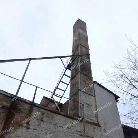 Alte Fabrikfassade mit Schornstein