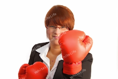 Junge attraktive Frau mit Boxhandschuhen
