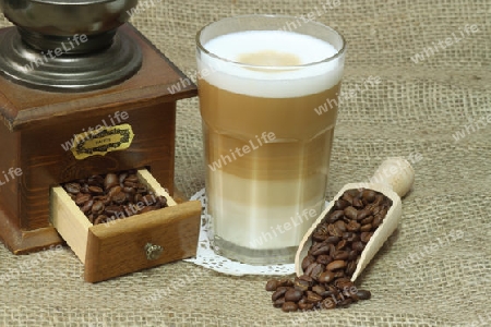 Kaffeem?hle mit Latte Macchiato auf braunem Hintergrund