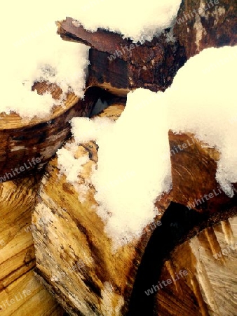 Holzstapel im Schnee