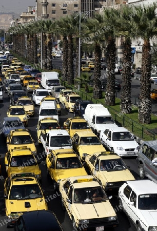 Der Autoverkehr mit Stau in der Hauptstadt von Syrien und Grossstadt von Damaskus in der uebersicht, Syrien 