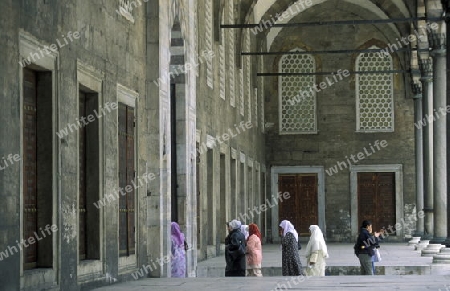 Die Blaue Moschee im Stadtteil Sultanahmet in Istanbul in der Tuerkey.