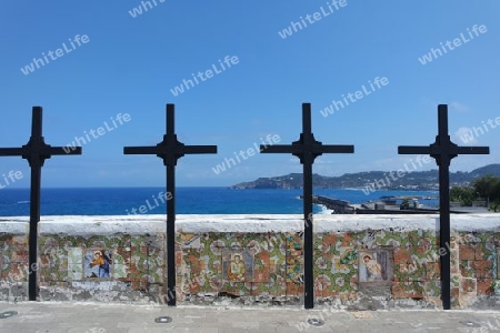 Kreuze vor Wallfahrtskirche