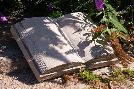 Steinbuch im Garten