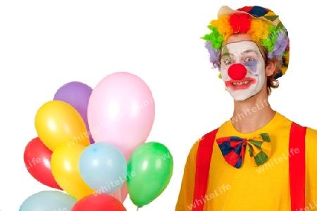 Bunter Clown mit Luftballons freigestellt auf weissem Hintergrund