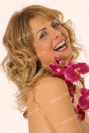 Frauenportrait mit Orchidee und Kuss 
