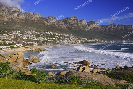 Camps Bay mit Felsformation "Die 12 Apostel" am Abend, Kapstadt, Western Cape, West Kap, S?dafrika, Afrika