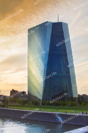 EZB in Frankfurt im Sonnen