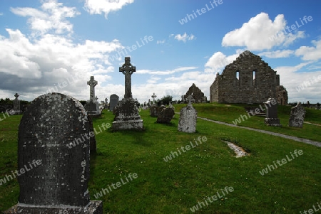 Kirchenruine und Friedhof in Irland