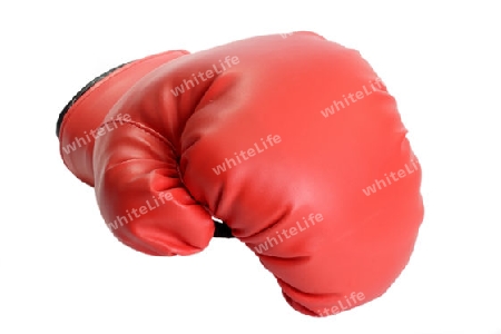 Einzelner roter Boxhandschuh auf hellem Hintergrund