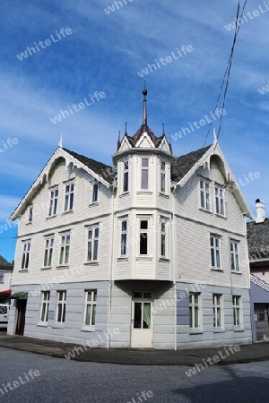 Norwegen, typisches Haus mit weißer Holzfassade