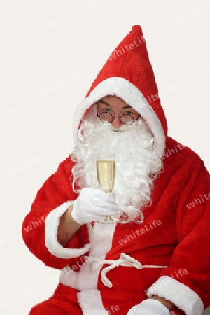 Weihnachtsmann mit einem Glas Sekt