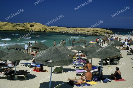Der Strand am Mittelmeer an der Altstadt in Monastir am Mittelmeer im Nordosten von Tunesien in Nordafrika.