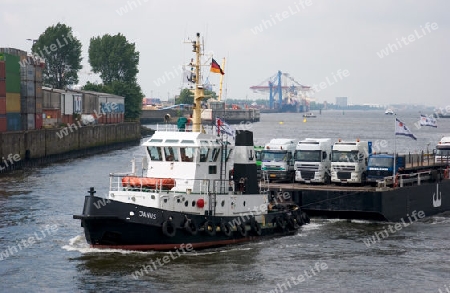 Schlepper im Hafen Hamburg