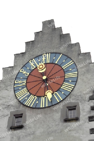 Uhr an historischem Hausgiebel